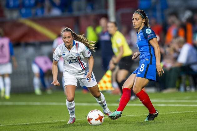 TILBURG - 18-07-2017. EK vrouwenvoetbal, Woman s Euro 2017, groepswedstrijd Frankrijk - IJsland. Actiemoment met l-r Fanndis Fridriksdottir en Jessica Houara-D Hommeaux. Frankrijk - IJsland  Copyright: xToinxDamenx 1649978
