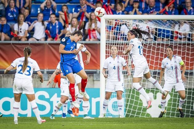 TILBURG - 18-07-2017. EK vrouwenvoetbal, Woman s Euro 2017, groepswedstrijd Frankrijk - IJsland. Clarisse Le Bihan kopt op doel. Frankrijk - IJsland  Copyright: xToinxDamenx 1649979