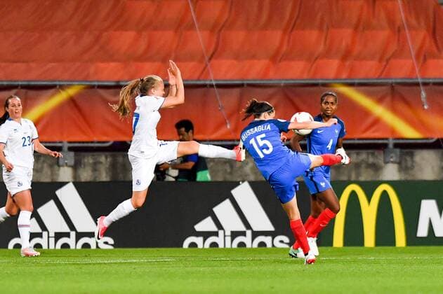 Elise Bussaglia (Frankreich, France) (15) beim Torschuss Agla Maria Albertsdottir (Island , Iceland) (17) fliegt heran zum blockenb, Fussball, UEFA Women s EURO 2017, Frankreich - Island, xmkx
