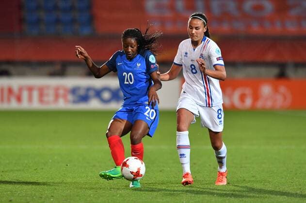 Diani Kadidiatou (Frankreich, France) (20) im Duell mit Sigridur Lara Gardarsdottir (Island , Iceland) (8), Fussball, UEFA Women s EURO 2017, Frankreich - Island, xmkx