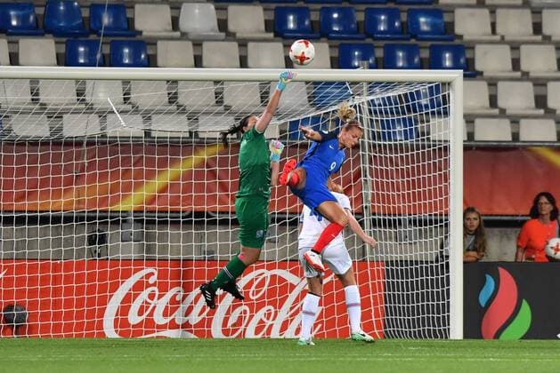 Gudbjoerg Gunnarsdottir (Torwart, Island , Iceland) (01) klärt vor Eugenie Le Sommer (Frankreich, France) (9), Fussball, UEFA Women s EURO 2017, Frankreich - Island, xmkx