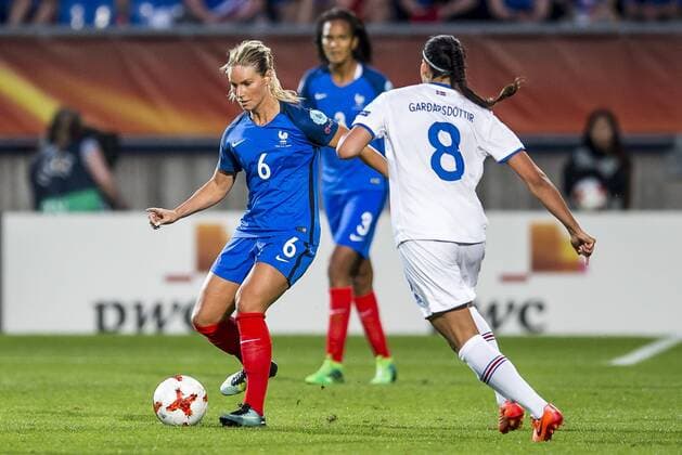 TILBURG - 18-07-2017. EK vrouwenvoetbal, Woman s Euro 2017, groepswedstrijd Frankrijk - IJsland. Amandine Henry aan de bal. Frankrijk - IJsland  Copyright: xToinxDamenx 1650006