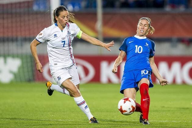 TILBURG - 18-07-2017. EK vrouwenvoetbal, Woman s Euro 2017, groepswedstrijd Frankrijk - IJsland. Actie met l-r Sara Bjork Gunnarsdottir en Camille Abily. Frankrijk - IJsland  Copyright: xToinxDamenx 1650007