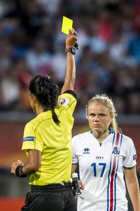 Bilder des Tages - SPORT TILBURG - 18-07-2017. EK vrouwenvoetbal, Woman s Euro 2017, groepswedstrijd Frankrijk - IJsland. Gele kaart voor Agla Maria Albertsdottir. Frankrijk - IJsland  Copyright: xToinxDamenx 1650011