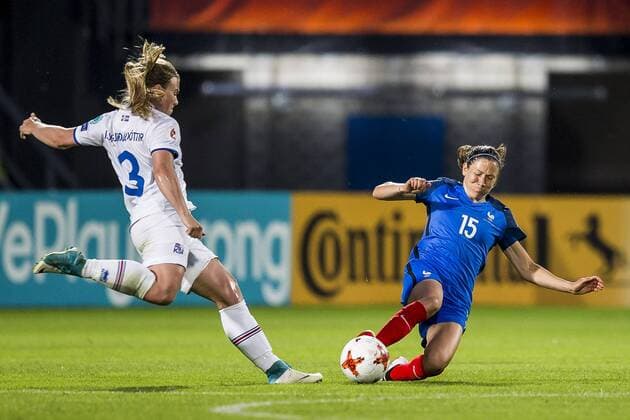TILBURG - 18-07-2017. EK vrouwenvoetbal, Woman s Euro 2017, groepswedstrijd Frankrijk - IJsland. Actie met l-r Ingibjorg Sigurdardottir en Elise Bussaglia. Frankrijk - IJsland  Copyright: xToinxDamenx 1650012