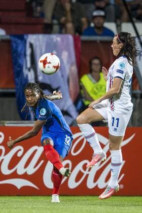 TILBURG - 18-07-2017. EK vrouwenvoetbal, Woman s Euro 2017, groepswedstrijd Frankrijk - IJsland. Elodie Thomis geeft bal voor.. Frankrijk - IJsland  Copyright: xToinxDamenx 1650036