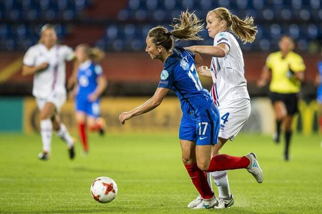 TILBURG - 18-07-2017. EK vrouwenvoetbal, Woman s Euro 2017, groepswedstrijd Frankrijk - IJsland. Duel met Gaetane Thiney en Glodis Viggosdottir. Frankrijk - IJsland  Copyright: xToinxDamenx 1650040