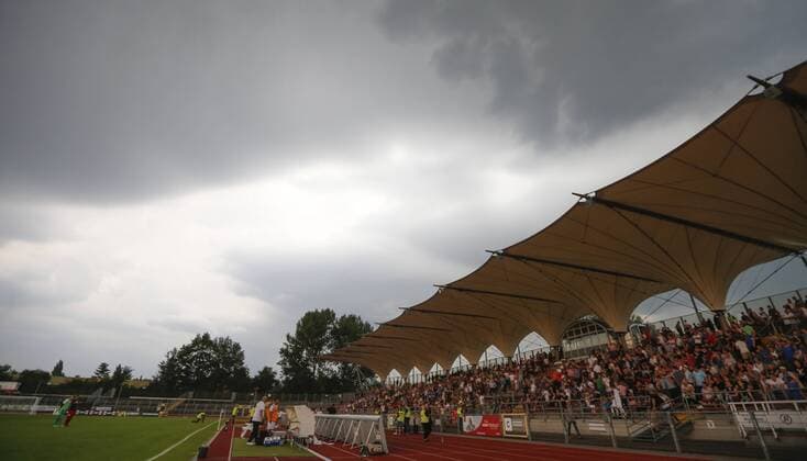 Fußball, Stadiongeschichte VfB Oldenburg 19.07.2017, Marschweg-Stadion, Oldenburg, GER, NFV-Pokal, Niedersachsen-Pokal, Spiel 3,VfB Oldenburg vs SV Meppen, Gewitterwolken ziehen auf, Oldenburg Niedersachsen Germany