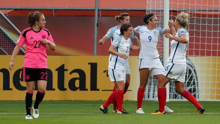 v.li.: Francesca Kirby (Fran Kirby, England, 23), Ellen White (England, 18), Torschützin Jodie Taylor (England, 9), Millie Bright (England, 16), jubeln über das Tor zum 2:0, Jubel, Torjubel, Torerfolg, celebrate the goal, goal, celebration, Jubel ueber das Tor, optimistisch, Action, Aktion, Fussball, UEFA Women s EURO 2017, England - Schottland, xozx
