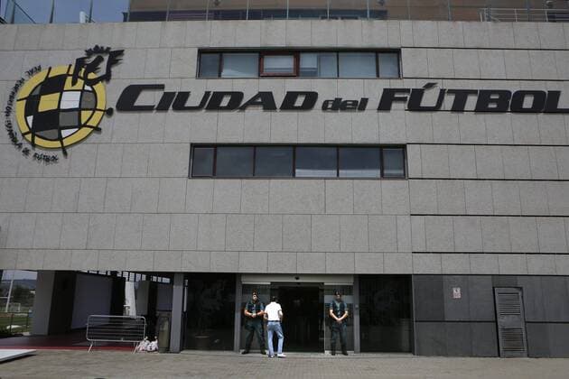 The spanish Civil Guard policeman stand outside of Spanish Football Federation headquarters during a anti-corruption operation and after the arrest of his president, Angel Maria Villar, among others including his own son. (Photo: Jose L. Cuesta 261 Cordon Press). Cordon Press  xJ.xLuisxCuestax xx
