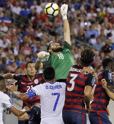 Bilder des Tages - SPORT El Salvador s goalkeeper Derby Carrillo leaps to deflect the corner kick against El Salvador s during their Concacaf Gold Cup quarter final match at Lincoln Financial Field in Philadelphia, PA, USA, 19 July 2017. USA VS. EL SALVADOR !ACHTUNG: NUR REDAKTIONELLE NUTZUNG!  Copyright: xTOMxMIHALEKx TM112 20170720-636361266405896420