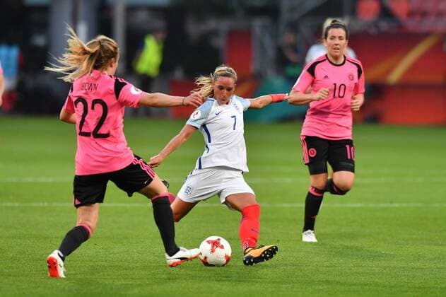 Fiona Brown (Schottland , Scotland) (22) versucht Jordan Nobbs (England) (7) am Schuss zu hindern, Fussball, UEFA Women s EURO 2017, England - Scotland, xmkx