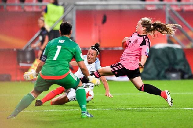 Lucia Bronze (England) (2) flankt flach vor Erin Cuthbert (Schottland , Scotland) (8), Fussball, UEFA Women s EURO 2017, England - Scotland, xmkx