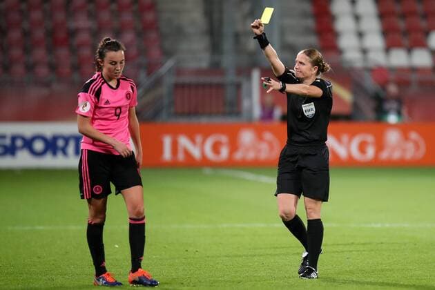 Esther Staubli (Schiedsrichterin, Schweiz) zeigt Caroline Weir (Schottland, 9) die Gelbe Karte, Verwarnung, yellow card, Fussball, UEFA Women s EURO 2017, England - Schottland, xozx