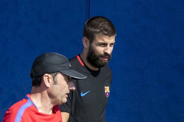FC Barcelona Barca s Spanish head coach, Ernesto Valverde (L), talks with his player, Gerard Pique, during a team s training session at the sports facilities of the New York Red Bulls club in Whippany, New Jersey (USA), 20 July 2017. FC Barcelona prepares the season in the United States, where the Spanish club will play friendly matches with Juventus, Manchester United ManU and Real Madrid. FC BARCELONA TRAINING SESSION !ACHTUNG: NUR REDAKTIONELLE NUTZUNG!  Copyright: xEduxBayerx MIA06 20170720-636361707967495217
