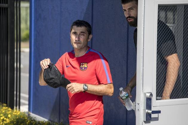 FC Barcelona Barca s Spanish head coach, Ernesto Valverde (L), talks with his player, Gerard Pique, during a team s training session at the sports facilities of the New York Red Bulls club in Whippany, New Jersey (USA), 20 July 2017. FC Barcelona prepares the season in the United States, where the Spanish club will play friendly matches with Juventus, Manchester United ManU and Real Madrid. FC BARCELONA TRAINING SESSION !ACHTUNG: NUR REDAKTIONELLE NUTZUNG!  Copyright: xEduxBayerx MIA06 20170720-636361709289707343