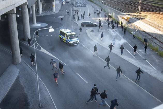 Bilder des Tages - SPORT 170720 Stökigt mellan Polis och supportrar utanför Mall of Scandinavia före fotbollsmatchen i kvalet till Europa League mellan AIK och Zeljeznicar den 20 juli 2017 i Stockholm.  Copyright: SIMONxHASTEGRD BB170720BB035