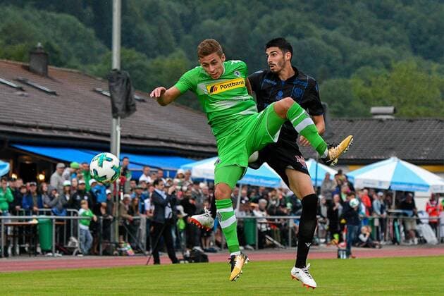 GER, FSP, Borussia Mönchengladbach vs OGC Nizza 20.07.2017, Sportplatz Birkenmoos, Rottach-Egern, GER, FSP, Borussia Mönchengladbach vs OGC Nizza, im Bild Thorgan Hazard (Gladbach 10), Pierre Lees-Melou (Nizza 7) nordphotoxHafner nph00200