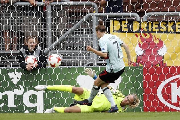 (L-R) goalkeeper Ingrid Hjelmseth of Norway women, Elke Van Gorp of Belgium women 0-1 during the UEFA WEURO 2017 Group A group stage match between Norway and Belgium at the Rat Verlegh stadium on July 20, 2017 in Breda, The Netherlands Women: Norway v Belgium UEFA WEURO 2017 2017 2018 xVIxVIxImagesx xMauricexvanxSteenxIVx 8270261