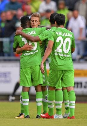 20.07.2017, Fussball 1.Bundesliga 2017 2018, Saisonvorbereitung, Borussia Mönchengladbach - OGC Nizza, in Rottach Egern, Torjubel zum 1:0 von Thorgan Hazard (2.v.li, Borussia Mönchengladbach) mit Ibrahima Traore (Borussia Mönchengladbach). 