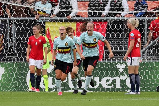 v.li.: Torschützin Janice Cayman (Belgien, 11) , Elke Van Gorp (Belgien, 7), Tine De Caigny (Belgien, 6), jubeln über das Tor zum 0:2, Jubel, Torjubel, Torerfolg, celebrate the goal, goal, celebration, Jubel ueber das Tor, optimistisch, Action, Aktion, Fussball, UEFA Women s EURO 2017, Norwegen - Belgien, xozx