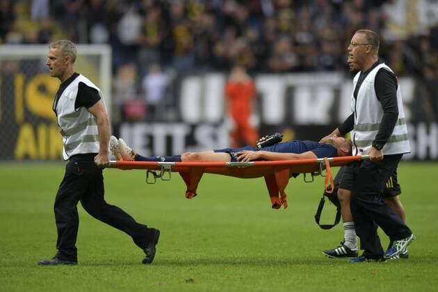 170720 AIK:s Anton Jönsson Saletros lämnar planen pa bar efter en skada under fotbollsmatchen i kvalet till Europa League mellan AIK och Zeljeznicar den 20 juli 2017 i Stockholm.  Copyright: SIMONxHASTEGARD BB170720BB361