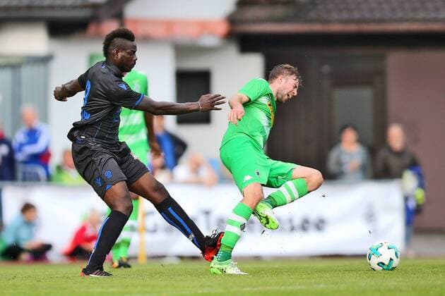 Mario Balotelli (Nizza) tritt gegen Christoph Kramer (Moenchengladbach) waehrend des Testspiels der Borussia Moenchengladbach gegen OGC Nizza am 20.07.2017 in Rottach-Egern. Rottach-Egern Copyright: xEngelbrecht Eibner-Pressefotox EP_MET