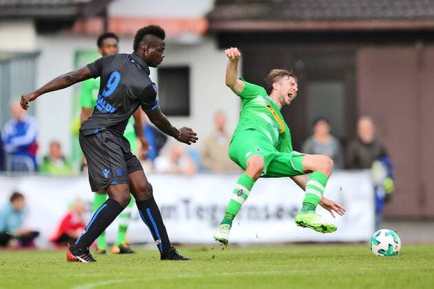 Bilder des Tages - SPORT Mario Balotelli (Nizza) tritt gegen Christoph Kramer (Moenchengladbach) waehrend des Testspiels der Borussia Moenchengladbach gegen OGC Nizza am 20.07.2017 in Rottach-Egern. Rottach-Egern Copyright: xEngelbrecht Eibner-Pressefotox EP_MET