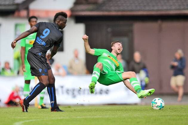 Mario Balotelli (Nizza) tritt gegen Christoph Kramer (Moenchengladbach) waehrend des Testspiels der Borussia Moenchengladbach gegen OGC Nizza am 20.07.2017 in Rottach-Egern. Rottach-Egern Copyright: xEngelbrecht Eibner-Pressefotox EP_MET