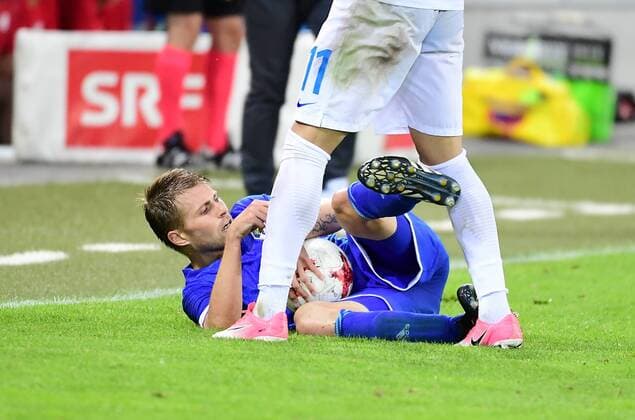 20.07.17 Luzern Schweiz Fussball Herren Saison 2017 2018 UEFA Europa League FC Luzern - NK Osijek Aktion Bild zeigt der (FC Luzern) mit Claudio Lustenberger am Boden Aktion Feature 