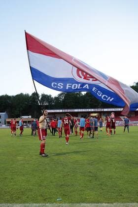 Fussball UEFA Europa League, Europa-Ligue, Europa League 2017 - 2018 20.07.2017, UEFA Europa League 2017-2018, Qualification Second Round, Return Game, Luxemburg, Esch-sur-Alzette, Stade du Galgebierg, FOLA Esch (LUX) - Inter Baku (AZE) vl: Tom Laterza (FOLA Esch 23) mit FOLA Fahne 