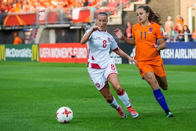 ROTTERDAM, 20-07-2017 , EK Vrouwenvoetbal 2017 , Women s Euro 2017 , Groepswedstrijd Nederland - Denemarken , Sparta Stadion het Kasteel , Nederlands elftal speelster Lieke Martens (r) in duel met Speelster van Denemarken Theresa Nielsen (l) Nederland - Denemarken  Copyright: xKayxIntxVeenx 1651583