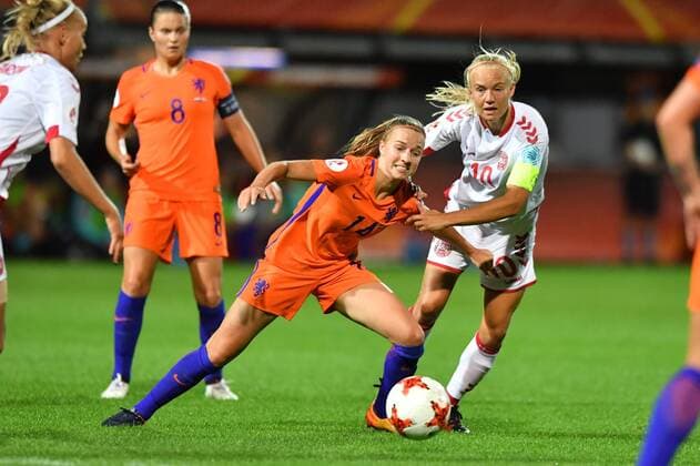 Zweikampf Jackie Groenen (Niederlande) (14) mit Pernille Harder (Daenemark, Denmark) (10), Fussball, UEFA Women s EURO 2017, Niederlande - Dänemark, xmkx
