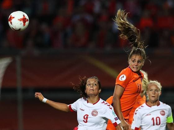 Bilder des Tages - SPORT Football - 2017 UEFA Women™s European Euro Championship - Group A : Netherlands vs. Denmark Nadia Nadim of Denmark and Lieke Martens of The Netherlands at Sparta Stadoin , Rotterdam. COLORSPORT LYNNE CAMERON 