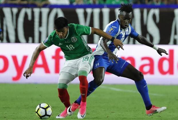 Mexico s player Jesús Gallardo (L) vies for the ball against Honduras Albert Elis during a match between Mexico and Honduras for the Gold Cup at the Stadium of the University of Phoenix, Arizona, USA, 20 July 2017. MEXICO VS HONDURAS !ACHTUNG: NUR REDAKTIONELLE NUTZUNG!  Copyright: xJosexMendezx COP07 20170721-636362110145909460