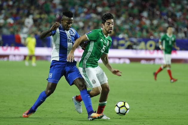 Mexico s player Rodolfo Pizarro (R) vies for the ball against Honduras Romell Quioto (L) during a match between Mexico and Honduras for the Gold Cup at the Stadium of the University of Phoenix, in Glendale, Arizona, USA, 20 July 2017. MEXICO VS HONDURAS !ACHTUNG: NUR REDAKTIONELLE NUTZUNG!  Copyright: xJosexMendezx COP07 20170721-636362138722043816