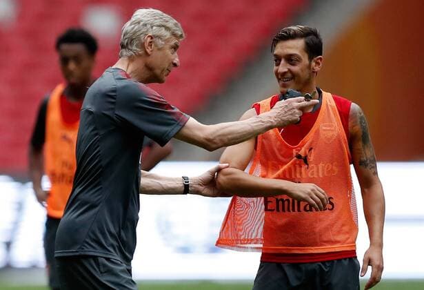 (170721) -- BEIJING, July 21, 2017 -- Arsene Wenger, manager of Arsenal talks with his player Mesut Ozil during a training session for the pre-season soccer match between Arsenal and Chelsea at National Stadium in Beijing, capital of China, on July 21, 2017. ) (SP)CHINA-BEIJING-SOCCER-CHELSEA VS ARSENAL-TRAINING(CN) WangxLili 