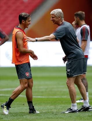 Bilder des Tages - SPORT (170721) -- BEIJING, July 21, 2017 -- Arsene Wenger (R), manager of Arsenal talks with his player Mesut Ozil during a training session for the pre-season soccer match between Arsenal and Chelsea at National Stadium in Beijing, capital of China, on July 21, 2017. ) (SP)CHINA-BEIJING-SOCCER-CHELSEA VS ARSENAL-TRAINING(CN) WangxLili 