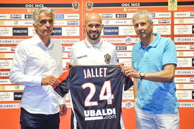 Bilder des Tages - SPORT Jean Pierre Rivere (president de l OGC Nice) - Christophe Jallet (OGC Nice) - Lucien Favre (entraineur de l OGC Nice) FOOTBALL : Christophe Jallet nouvelle recrue de l OGC Nice - Nice - 21 07 2017 NorbertScanella Panoramic 
