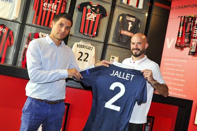 Christophe Jallet (OGC Nice) offre son maillot bleu de l equipe de France au musee de l OGC Nice FOOTBALL : Christophe Jallet nouvelle recrue de l OGC Nice - Nice - 21 07 2017 NorbertScanella Panoramic 
