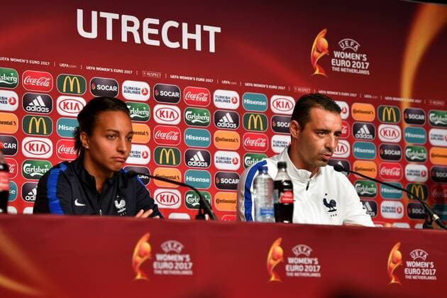 SOCCER - UEFA EURO EM Europameisterschaft Fussball 2017 UTRECHT,NETHERLANDS,21.JUL.17 - WOMEN SOCCER - UEFA Women s European Championship EM Europameisterschaft 2017, Group C, France vs Austria, preview, press conference PK Pressekonferenz team FRA. Image shows Sarah Bouhaddi and head coach Olivier Echouafni (FRA). GEPAxpictures xFlorianxErtl