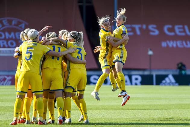 Themen der Woche - SPORT Bilder des Tages - SPORT 170721 Sveriges Olivia Schough och Magdalena Eriksson jublar efter 1-0 av Lotta Schelin i matchen mellan Sverige och Ryssland under dag 6 av fotbolls-EM den 21 juli 2017 i Deventer.  Copyright: CARLxSANDIN BB170721CS028