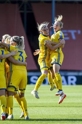170721 Sveriges Olivia Schough och Magdalena Eriksson jublar efter 1-0 av Lotta Schelin i matchen mellan Sverige och Ryssland under dag 6 av fotbolls-EM den 21 juli 2017 i Deventer.  Copyright: CARLxSANDIN BB170721CS029