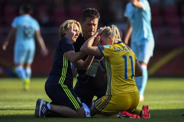 170721 Sveriges Stina Blackstenius far vard efter skada i matchen mellan Sverige och Ryssland under dag 6 av fotbolls-EM den 21 juli 2017 i Deventer.  Copyright: CARLxSANDIN BB170721CS057