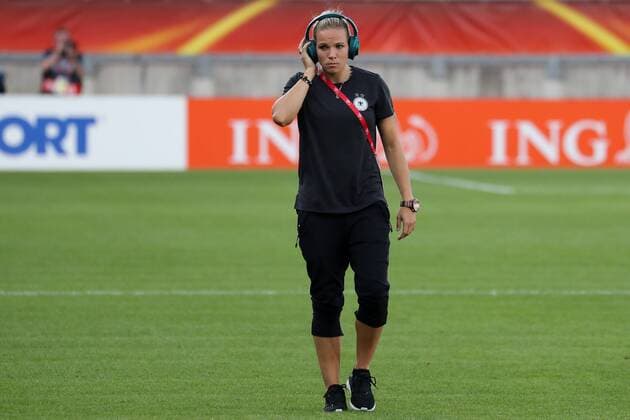 Isabel Kerschowski (Isy Kerschowski, DFB-Frauen, 17), hört Musik mit Kopfhörern, bei der Platzbegehung vor dem Spiel, Fussball, UEFA Women s EURO 2017, Deutschland - Italien, xozx