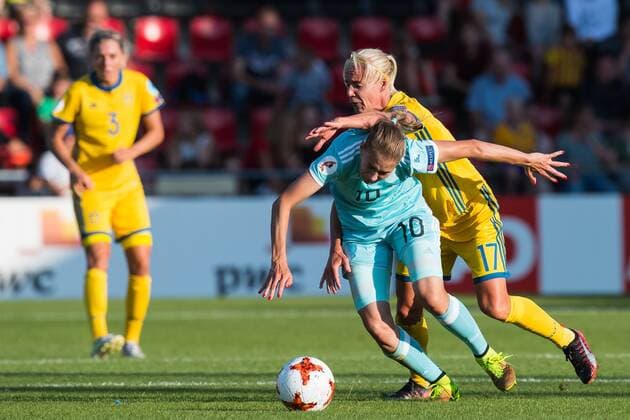 (L-R) Nadezhda Smirnova of, Russia women, Caroline Seger of Sweden women during the UEFA WEURO 2017 Group B group stage match between Sweden and Russia at The Adelaarshorst on July 21, 2017 in Deventer, The Netherlands Women: Sweden v Russia UEFA WEURO 2017 2017 2018 xVIxVIxImagesx xGerritxvanxKeulenxIVx 8278750