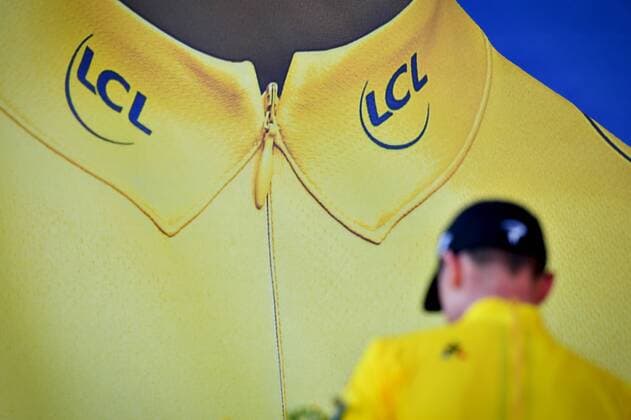 Bilder des Tages - SPORT British Chris Froome of Team Sky celebrates on the podium in the yellow jersey of leader in the overall ranking after the nineteenth stage of the 104th edition of the Tour de France cycling race, 222,5km from Embrun to Salon-de-Provence, France, Friday 21 July 2017. This year s Tour de France takes place from July first to July 23rd. DAVIDxSTOCKMAN  x05135807x
