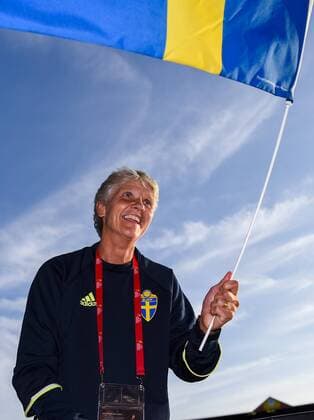 170721 Sveriges förbundskapten Pia Sundhage jublar med en flagga efter matchen mellan Sverige och Ryssland under dag 6 av fotbolls-EM den 21 juli 2017 i Deventer.  Copyright: CARLxSANDIN BB170721CS074