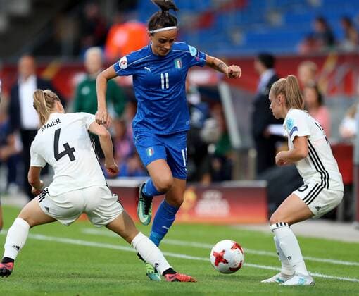 Niederlande, Tilburg, Willem II Stadion, 21.07.2017, Fußball, UEFA WEURO, Deutschland - Italien Bild: v. lk. Leonie Maier (Deutschland, 4), Barbara Bonansea (Italy, 11) und Linda Dallmann (Deutschland, 16) Copyright: HMBxMedia xHeikoxBecker
