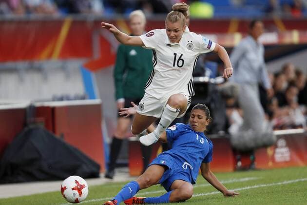 (L-R) Linda Dallmann of Germany women, Elisa Bartoli of Italy Women during the UEFA WEURO 2017 Group B group stage match between Germany and Italy at Koning Willem II stadium on July 21, 2017 in Tilburg, The Netherlands Women: Germany v Italy UEFA WEURO 2017 2017 2018 xVIxVIxImagesx xMauricexvanxSteenxIVx 8279153